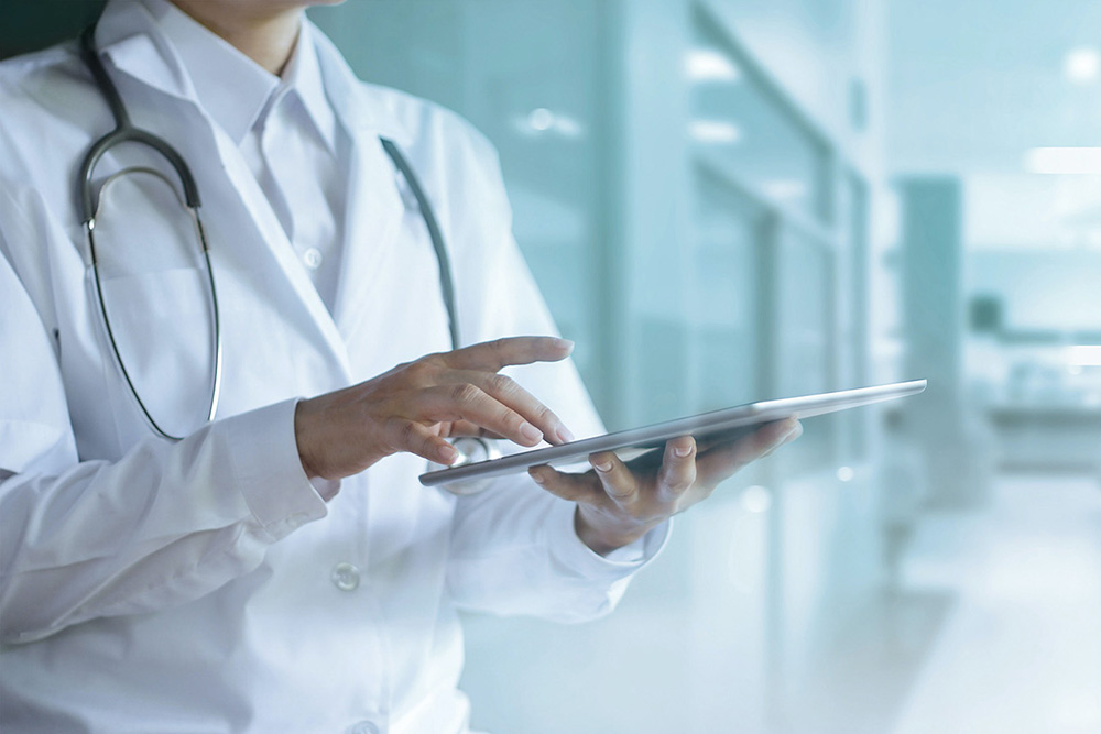 Doctor online, Online medical communication with patient on tabl